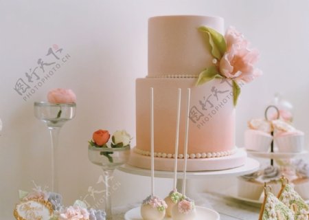 粉色婚礼甜品台