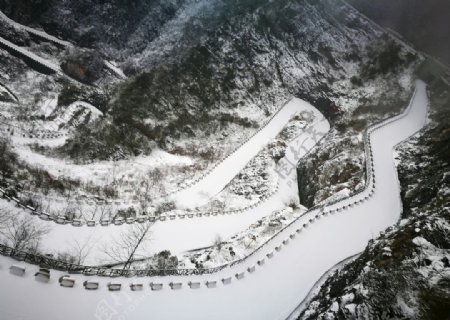 天门山的赛道雪景