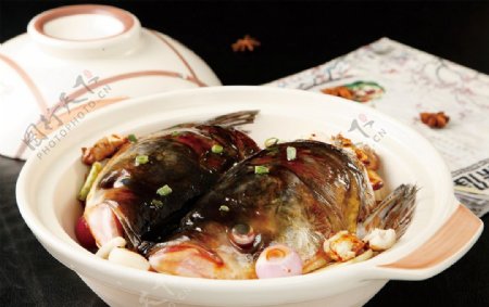 生锔砂锅鱼头
