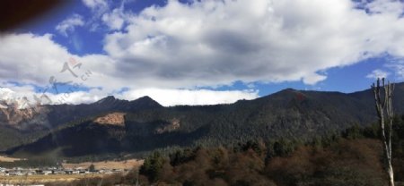 蓝天白云山村树林风景图片