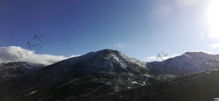 大山雪峰日出图片