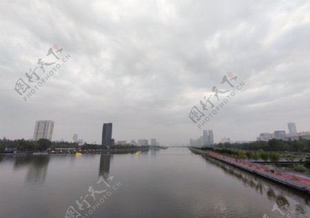 河边城市风景图图片