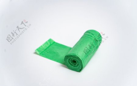一卷绿色垃圾袋图片
