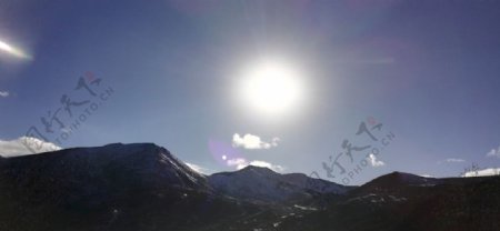 雪山日出太阳光晕图片