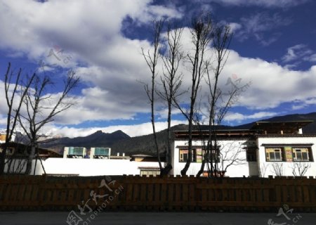 蓝天白云大山乡村房屋建筑风景图片