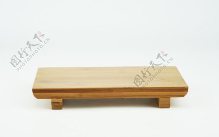 一张木质小桌子图片