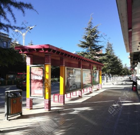 公交车车站图片