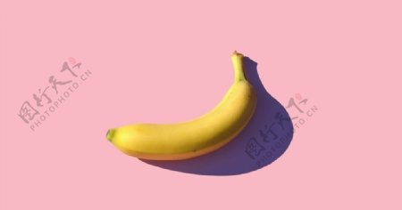 香蕉水果粉色背景极简背景图片