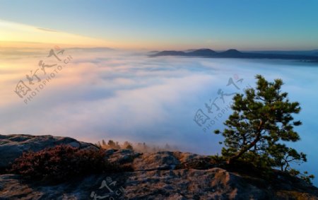 山顶云雾旅游背景海报素材图片