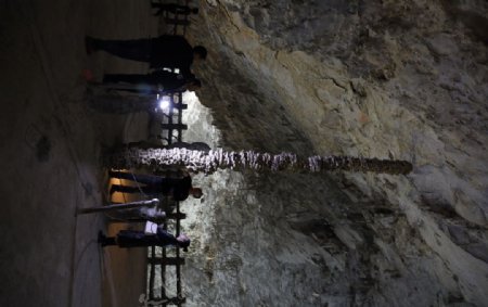 卡斯特地貌素材溶洞石钟乳柱形图片