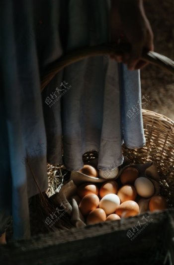 提鸡蛋篮子图片