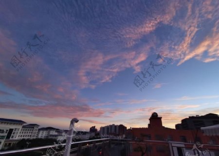 蓝天白云云朵城市粉色云图片