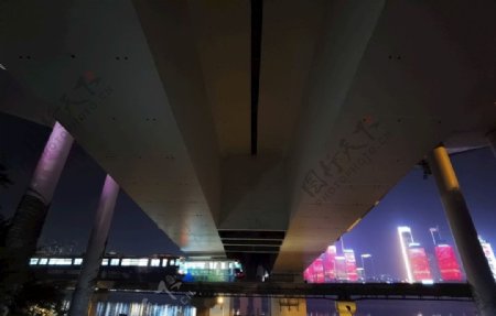 重庆黄花园大桥底轻轨图片