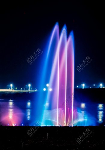 夜晚喷泉图片