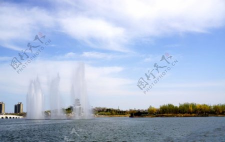 平面湖上的喷泉拍片