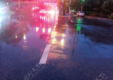 雨后马路图片