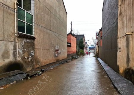 雨天的乡村街道图片