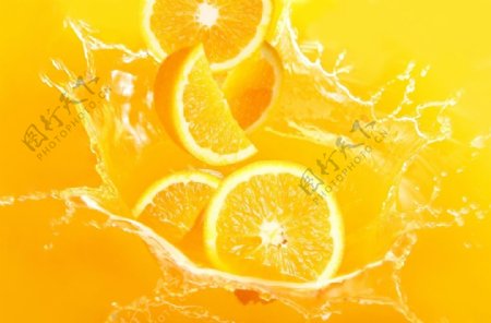 橙汁中的脐橙图片